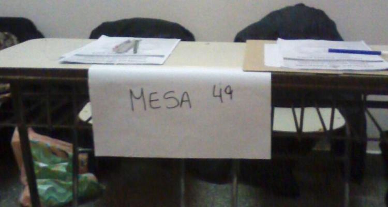 Paso 2015: Enojo de ciudadanos que votan en la Escuela 6