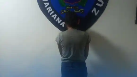 Detienen a MADRE DESALMADA por encadenar a su hijo de cinco años