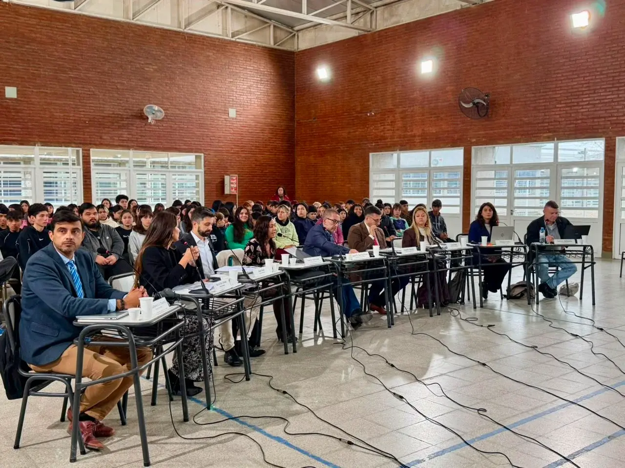 Cientos de estudiantes de la escuela Spinetta participaron de la sesión del Concejo