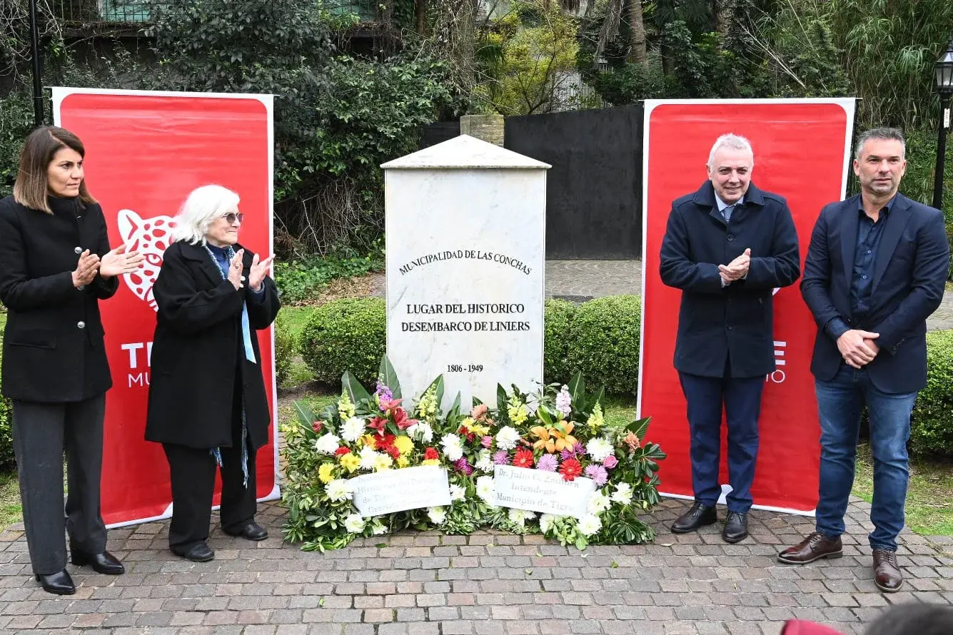 Efectuaron el descubrimiento de una placa conmemorativa por el 220.° aniversario del desembarco de Santiago de Liniers en el distrito.