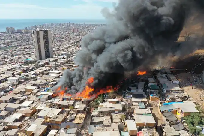 Video: drámatico incendio en Chile arrasó con 40 casas