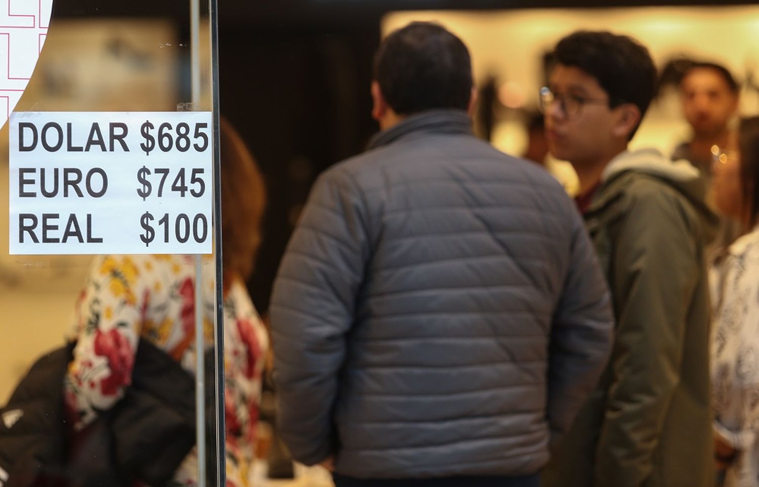 Luego del triunfo de Milei, el Gobierno devaluó fuerte y el FMI salió a apoyarlo