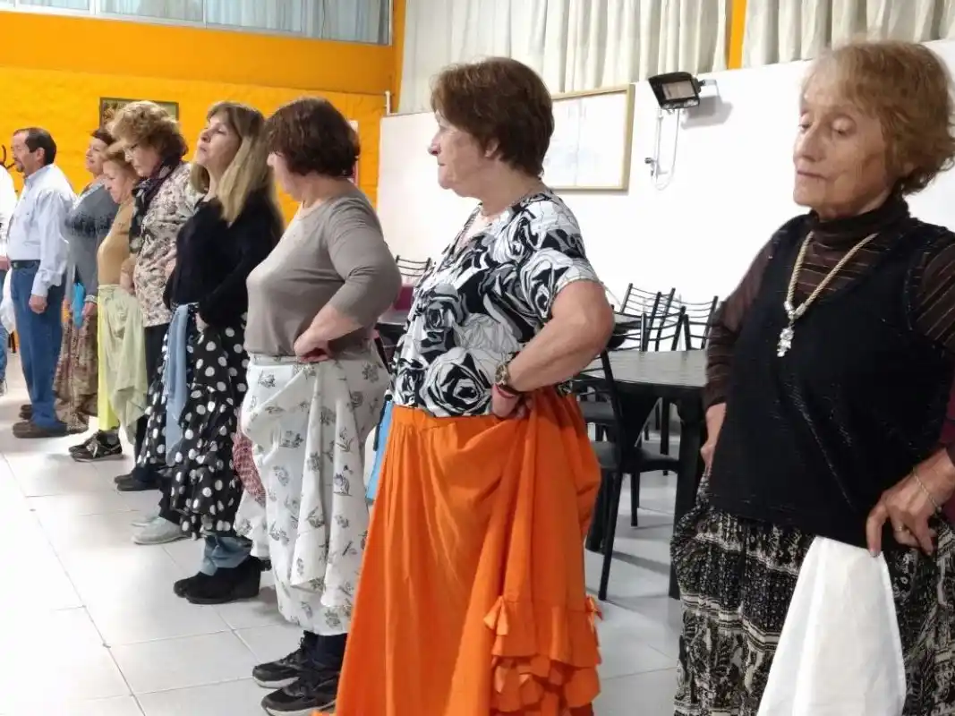 El Club de los Abuelos se suma al taller municipal de folclore para adultos mayores