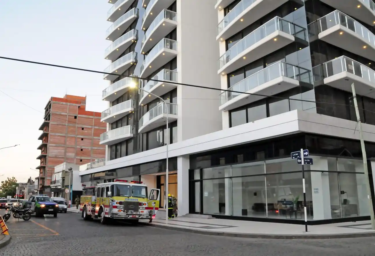 Un cortocircuito en la bomba del tanque un edificio generó un principio de incendio