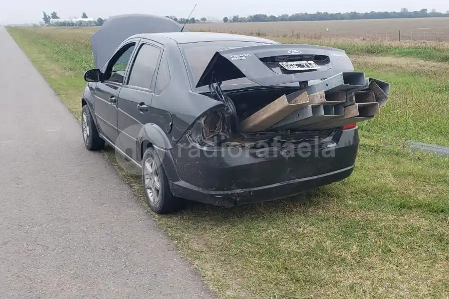 Cargaron el auto con perfiles de aluminio que “encontraron tirados” en Ruta Nacional 34