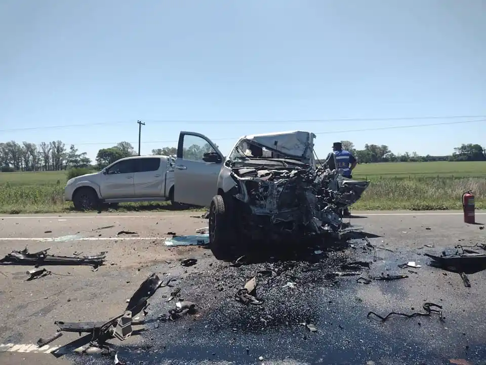 Un camión que venía hacia Gualeguaychú chocó de frente contra una camioneta: Hay dos heridos