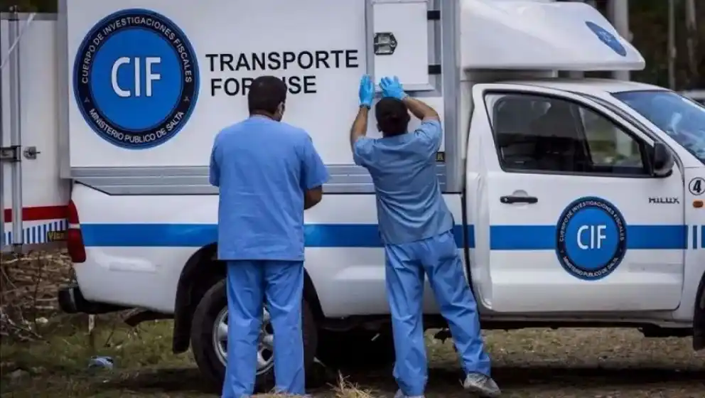 El descubrimiento tuvo lugar luego de que un llamado al 911 alertará sobre la presencia de una persona fallecida en el interior del inmueble.