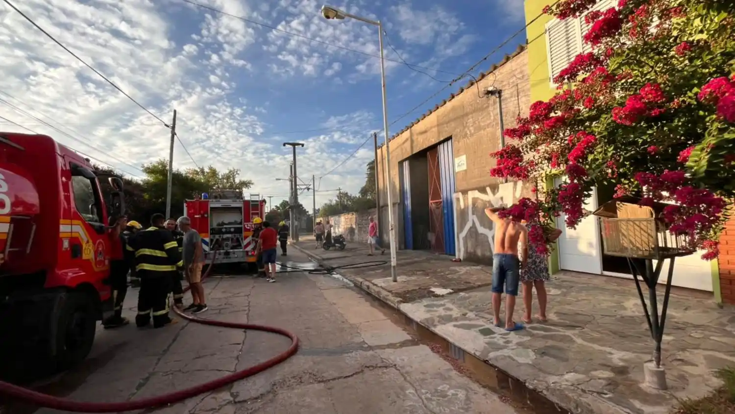 El galpón está situado en calle General Pueyrredón al 800. Un cortocircuito habría originado el siniestro.