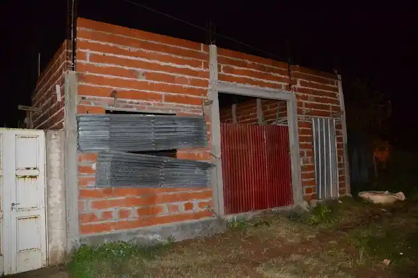 Cuando lo iban a detener, trató de escapar y golpeó su cabeza con un portón