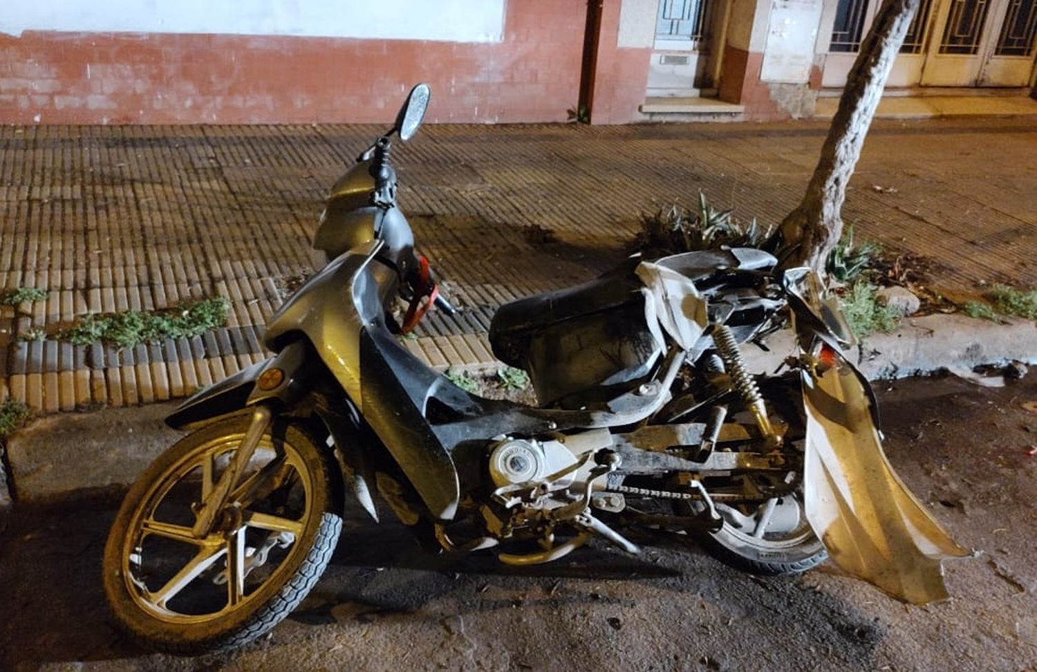 La moto siniestrada en Saavedra y Chacabuco. Crédito: Bomberos de Venado Tuerto.