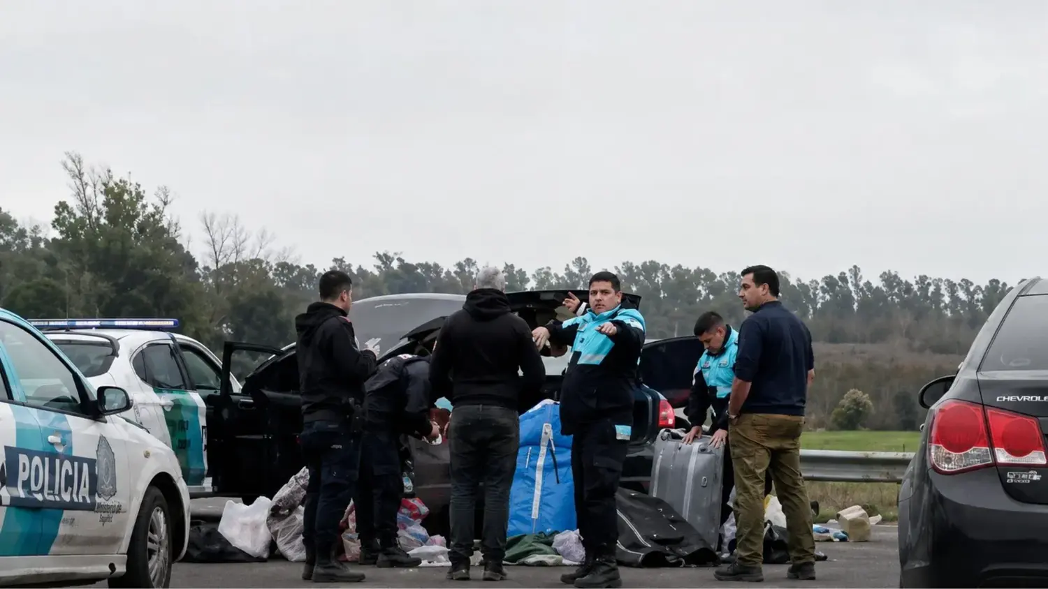 La Policía finalmente detuvo el automóvil en el puente de Baradero, sobre la Ruta 9. Lo único ilegal fue evadir los controles y no tener la VTV. (Imagen video Tu Radio Baradero)