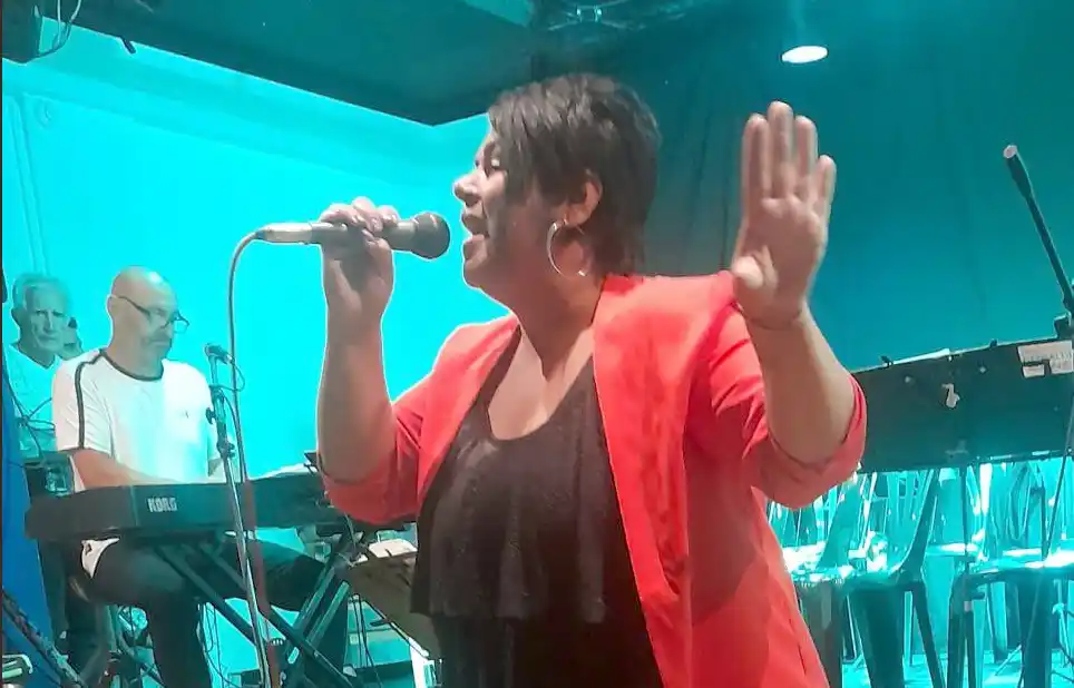 Sobre el escenario. Ofreciendo lo mejor al público que la reconoce y respeta