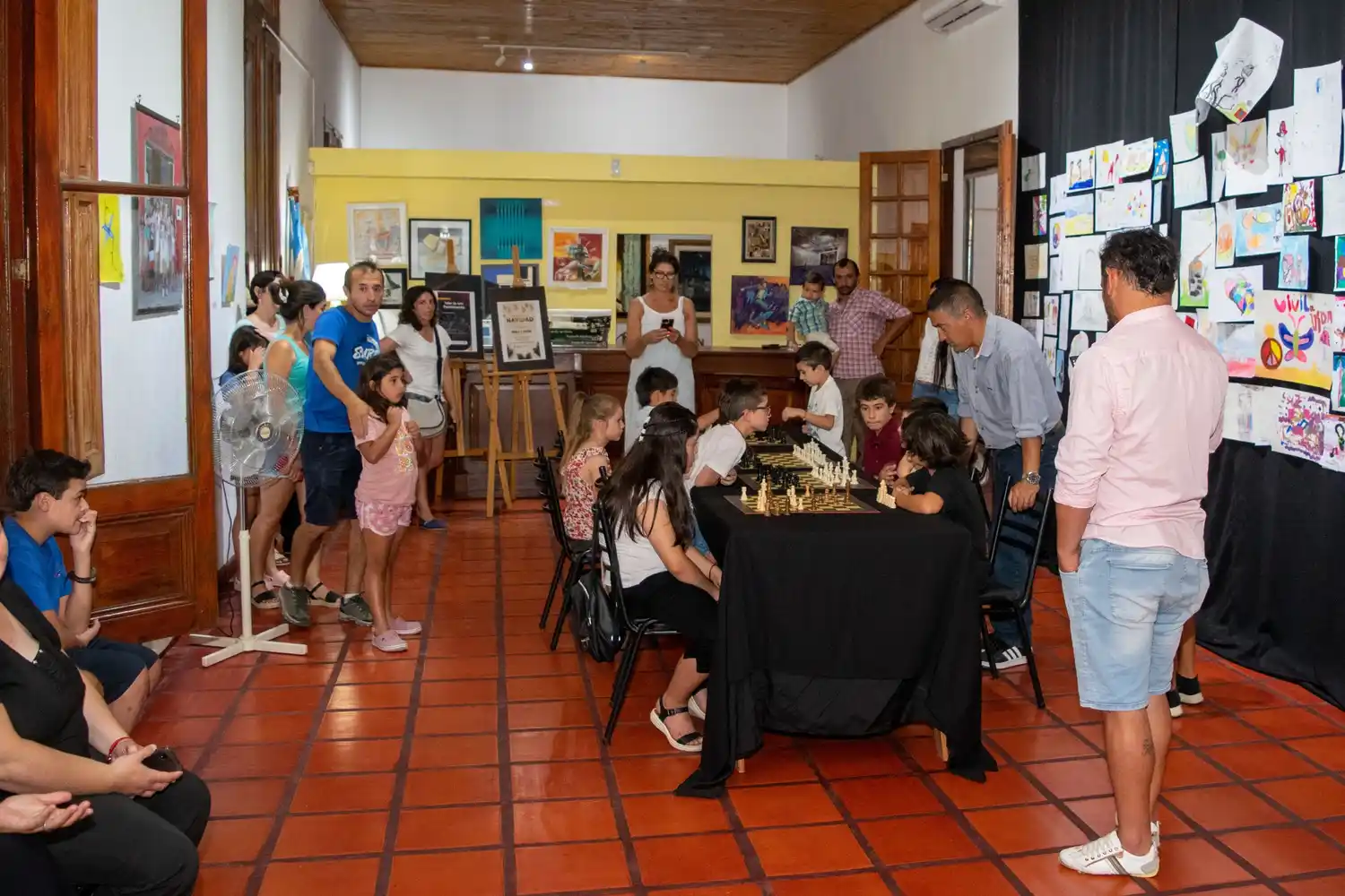 El ajedrez ayuda a socializar a los chicos. Conocen y se comunicarán con otros niños que practican esta disciplina con los mismos intereses y aficiones. El Taller Municipal fue todo un éxito.