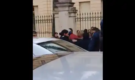 Video: Una mujer agredió a la directora de una escuela en Concordia