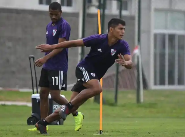 Robert Rojas realizó su primer entrenamiento con la pilcha de River

