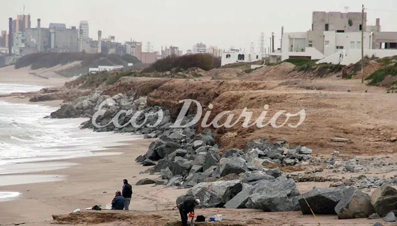 Continúa achicándose el ancho de la playa en Quequén