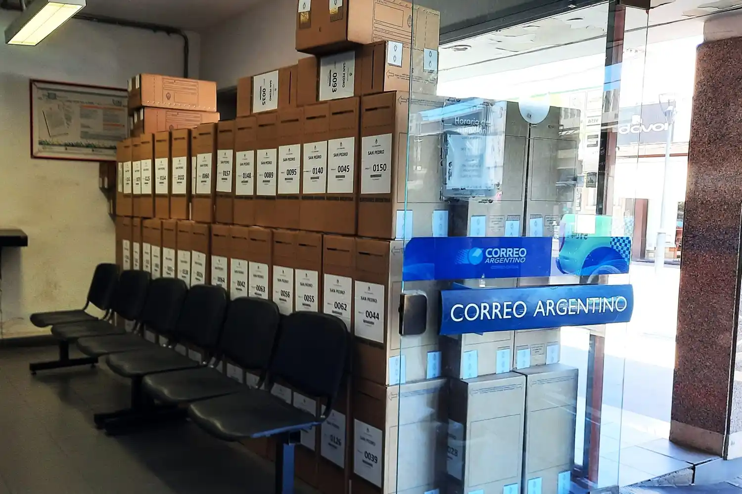 Elecciones 2023: las urnas aguardan en el Correo para ser distribuidas