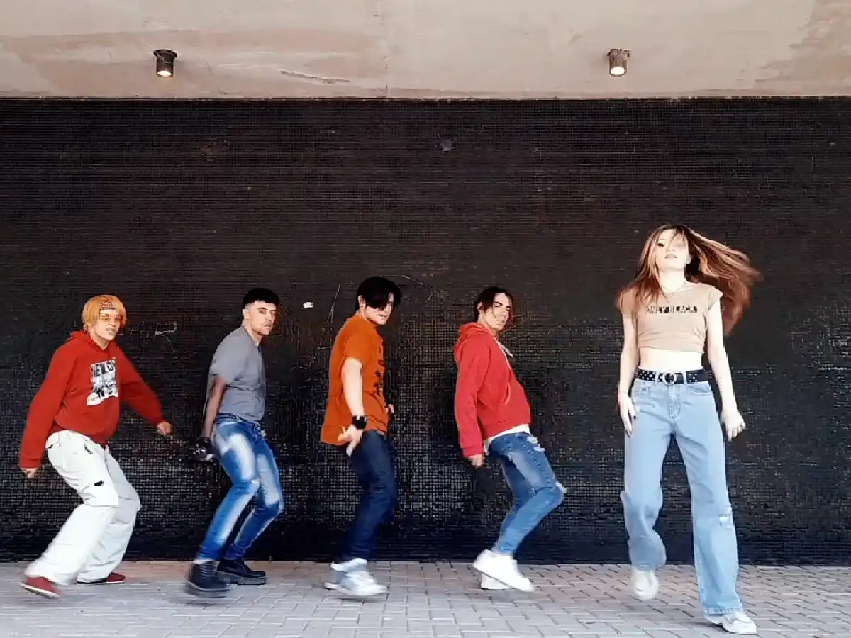 Esos extraños K-popers que bailan en la plaza