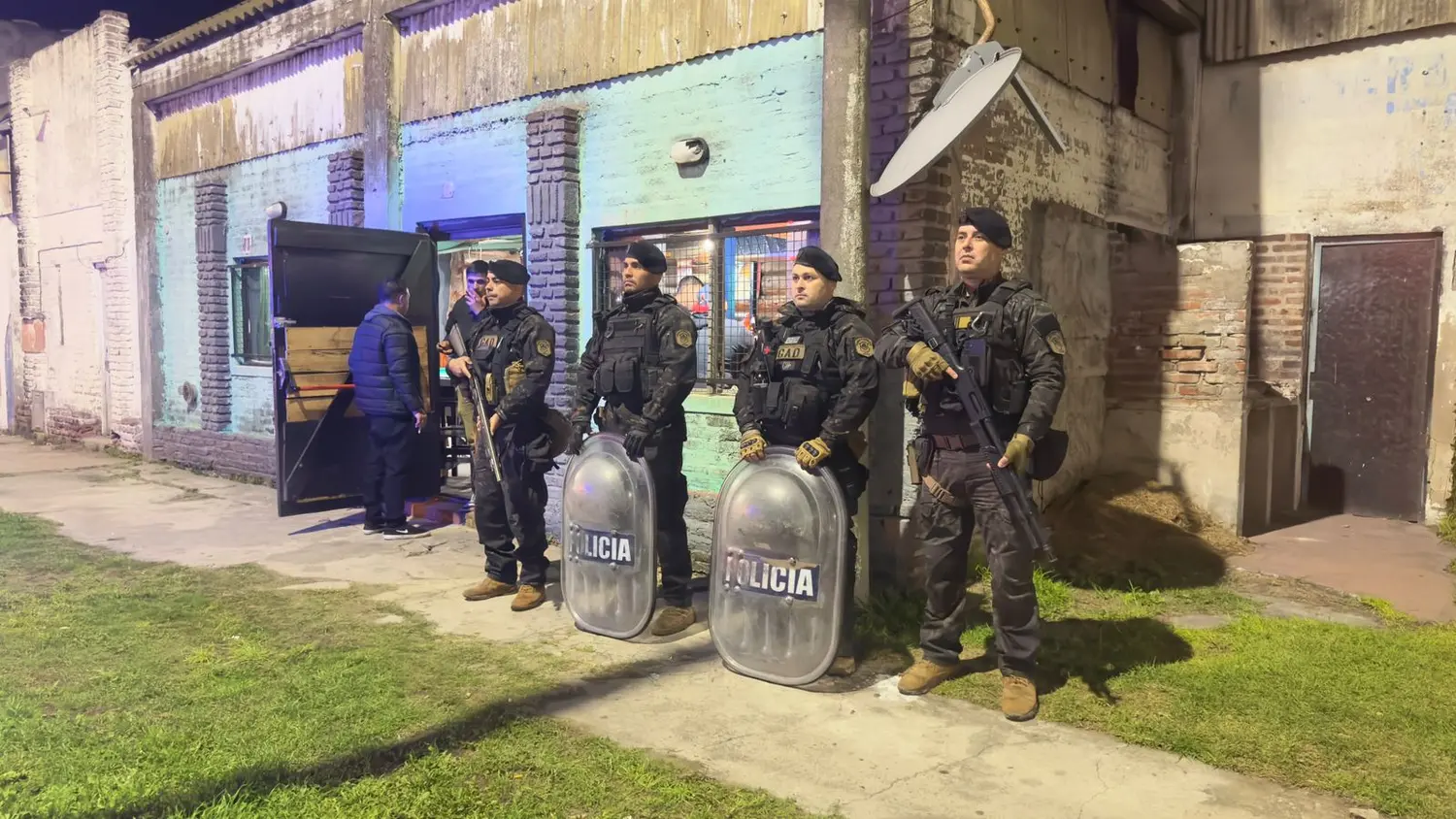 Tenían bares sin habilitación y la policía halló un menor tomando alcohol en uno de ellos