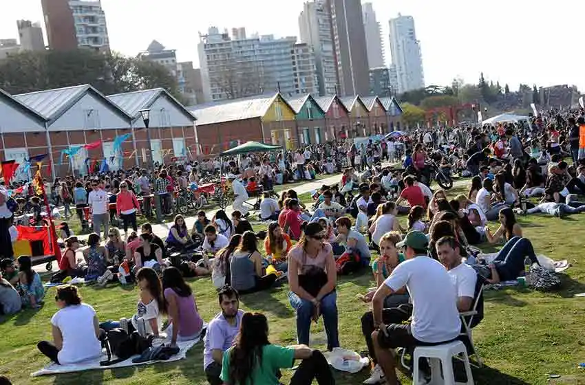 Día de la Primavera en Rosario: se espera fuerte concentración de jóvenes en espacios públicos por la tarde