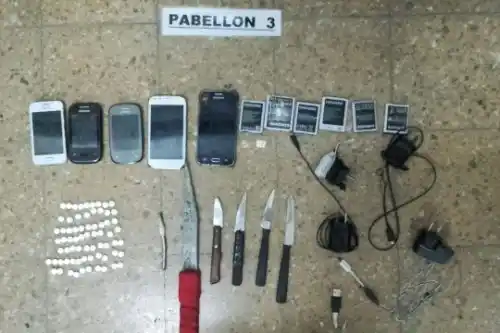 Secuestran cerca de 70 facas, celulares y drogas en Unidad de Magdalena