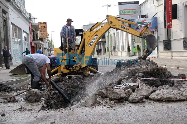 La rotura de un caño en Rocamora y Urquiza complica al tránsito