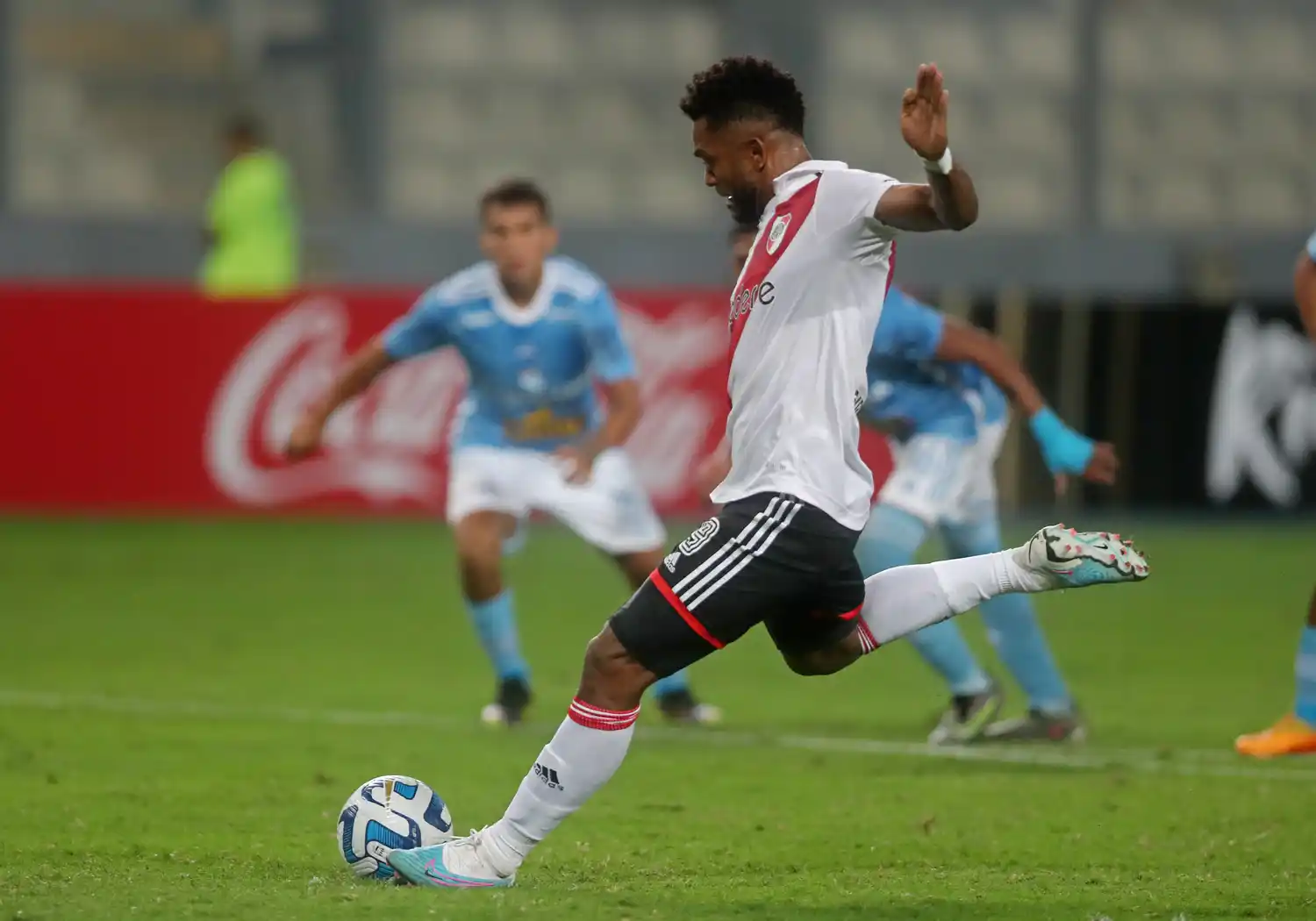 El colombiano Borja, ante una instancia clave con River.