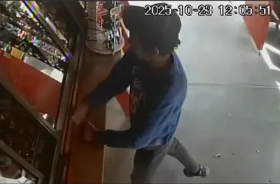 Violencia en Neuquén: un hombre estalló de ira y rompió el vidrio de un kiosco a puñetazos