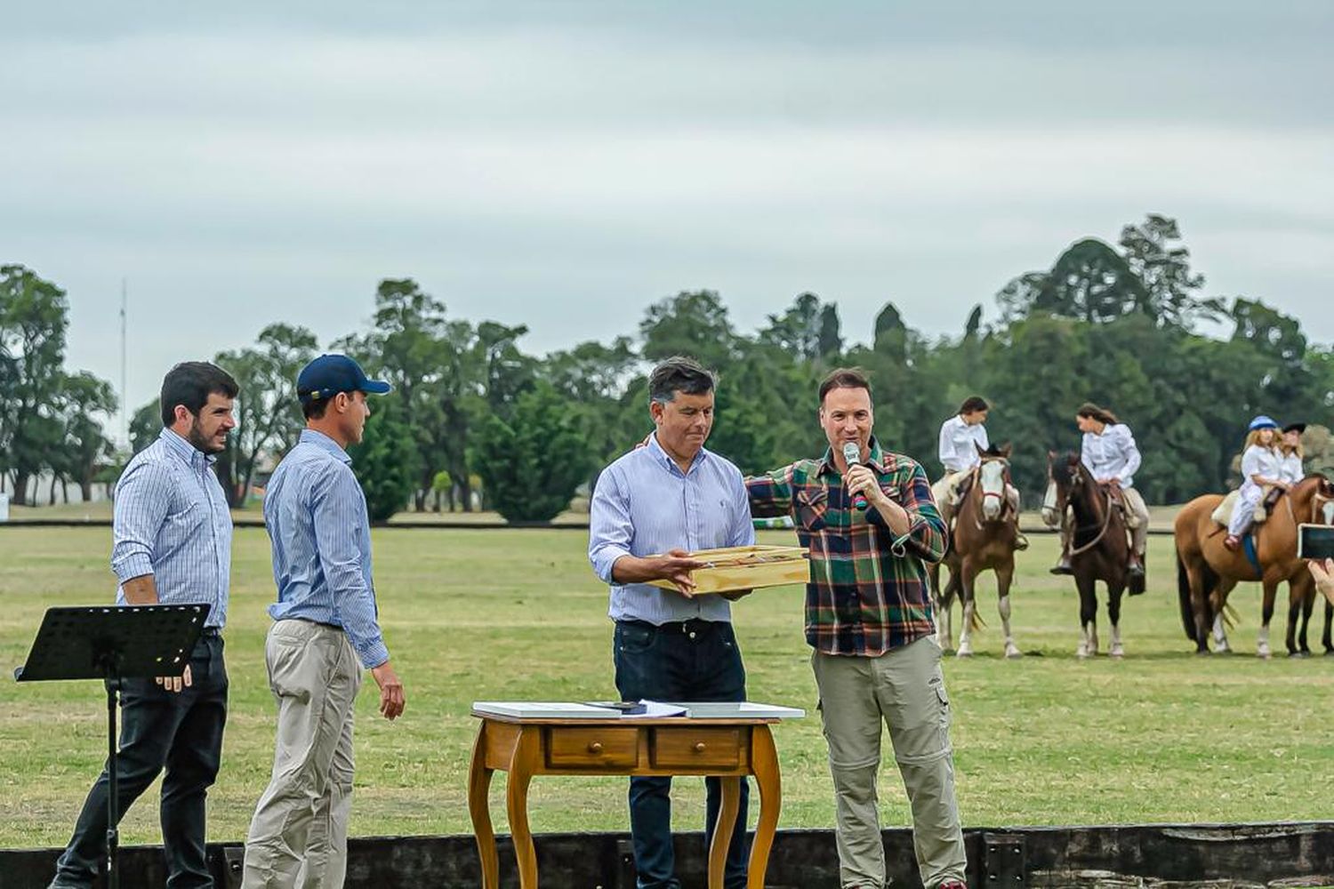 Leonel Chiarella y Lisandro Enrico junto al presidente anfitrión Fabián Maldonado.