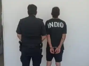 Los efectivos lograron aprehender al sospechoso, que habia sido detenido previamente por vecinos que fueron testigos del hecho.