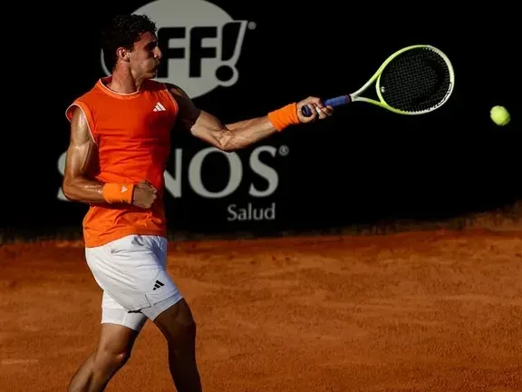 Juan Manuel Cerúndolo durante su triunfo en la primera ronda del Challenger de Rosario. Foto: @rosariochall.
