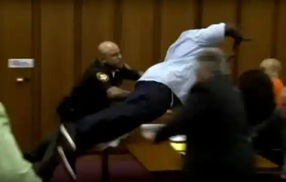 La reacción de un padre al ver con una sonrisa al asesino de su hija