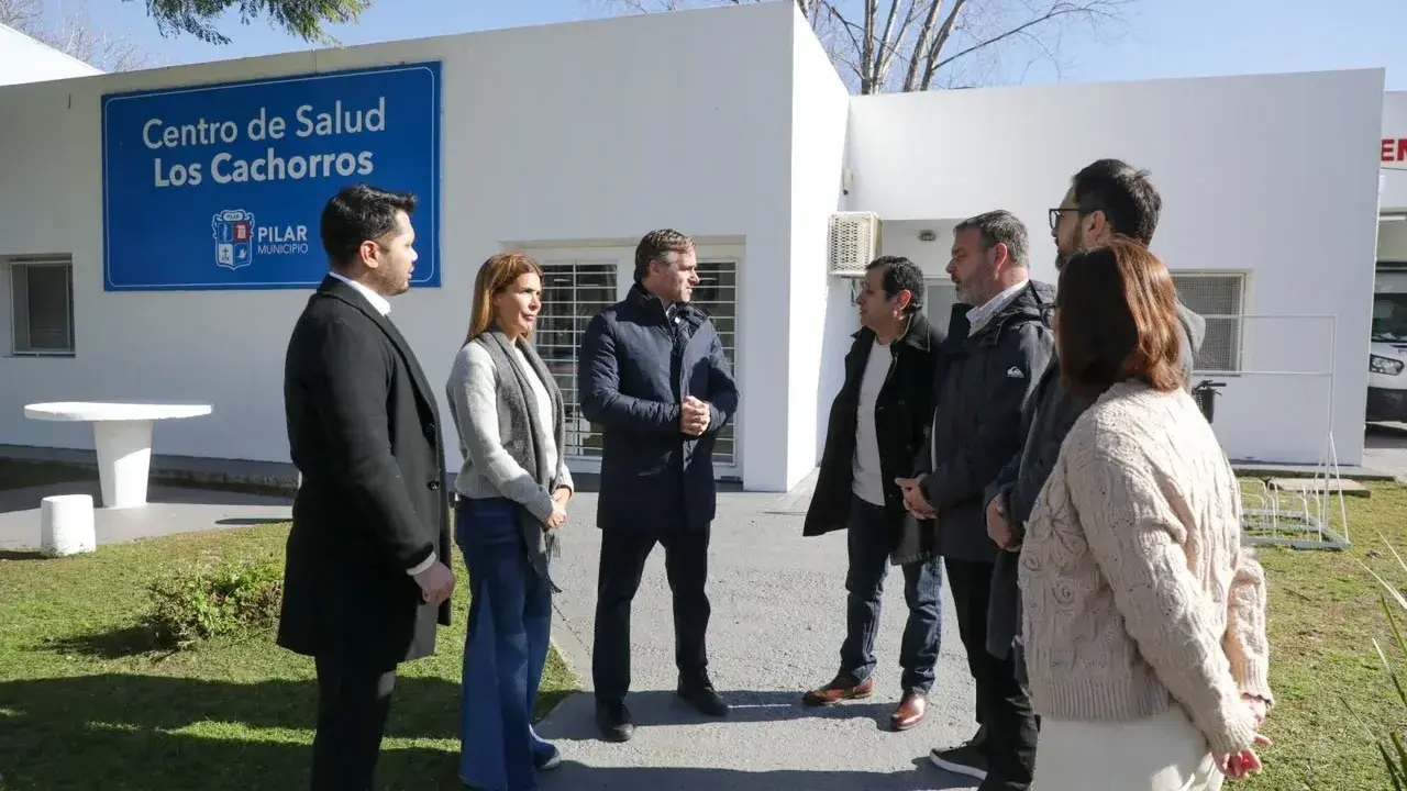 El intendente Achával recorrió el centro de salud Los Cachorros, junto a funcionarios.