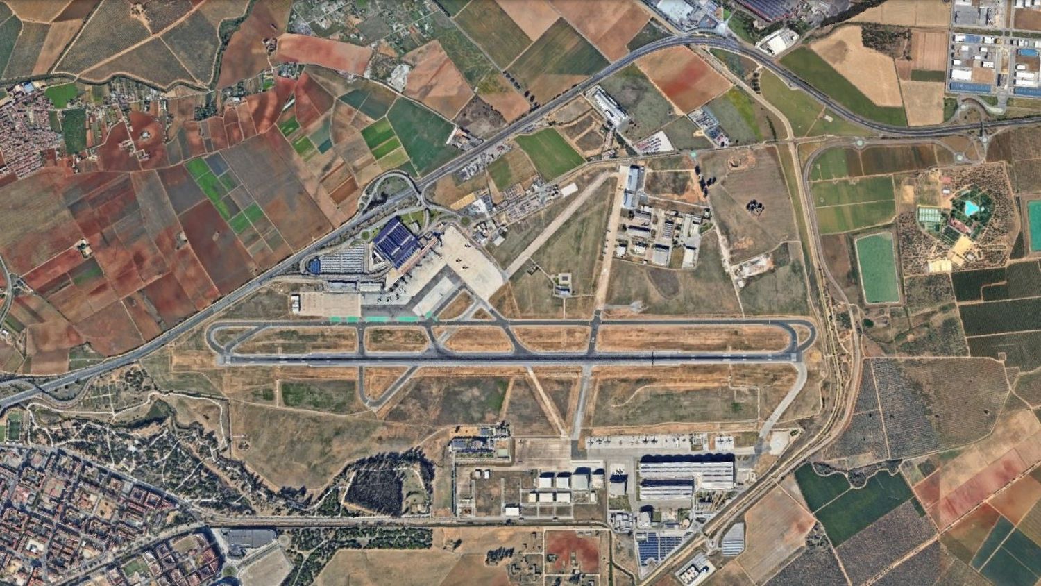 Balance aeropuerto-entorno: finalizan insonorización de 435 viviendas cercanas al aeropuerto de Sevilla