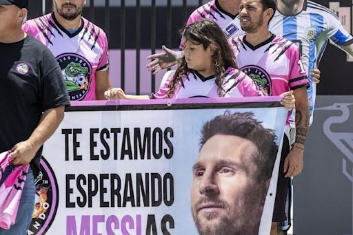 Los fans ansiosos por Leo Messi (Mundo Deportivo)