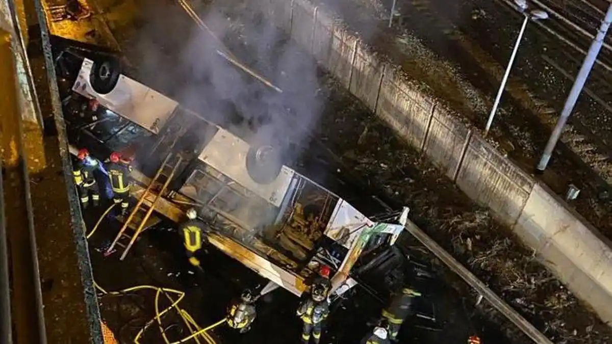 ¡TRAGEDIA EN ITALIA! Accidente de autobús deja 21 fallecidos y 18 heridos