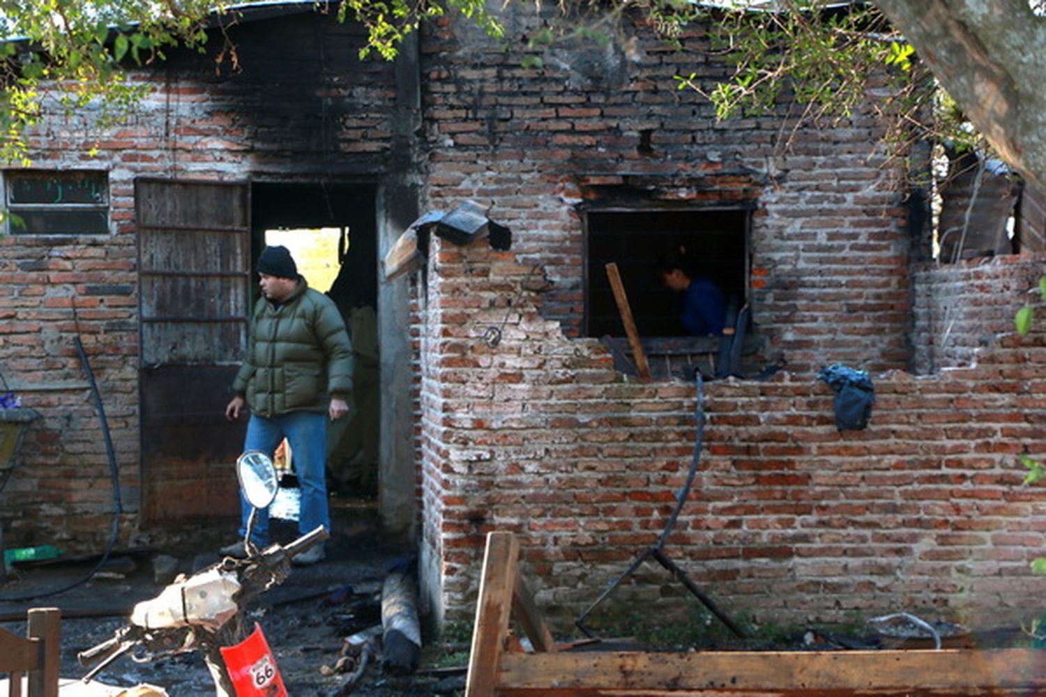 La familia que perdió todo en un incendio necesita ladrillos para reconstruir su casa