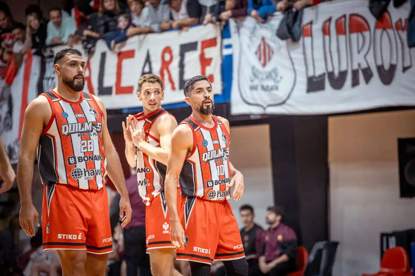 Cequeira y Acuña miran fijo mientras se da vuelta Giménez.