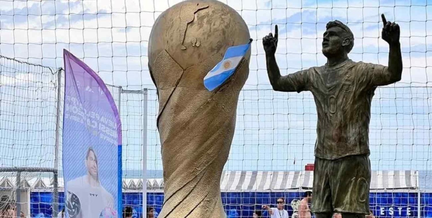 Mar del Plata tiene la primera estatua de Lionel Messi como campeón del mundo