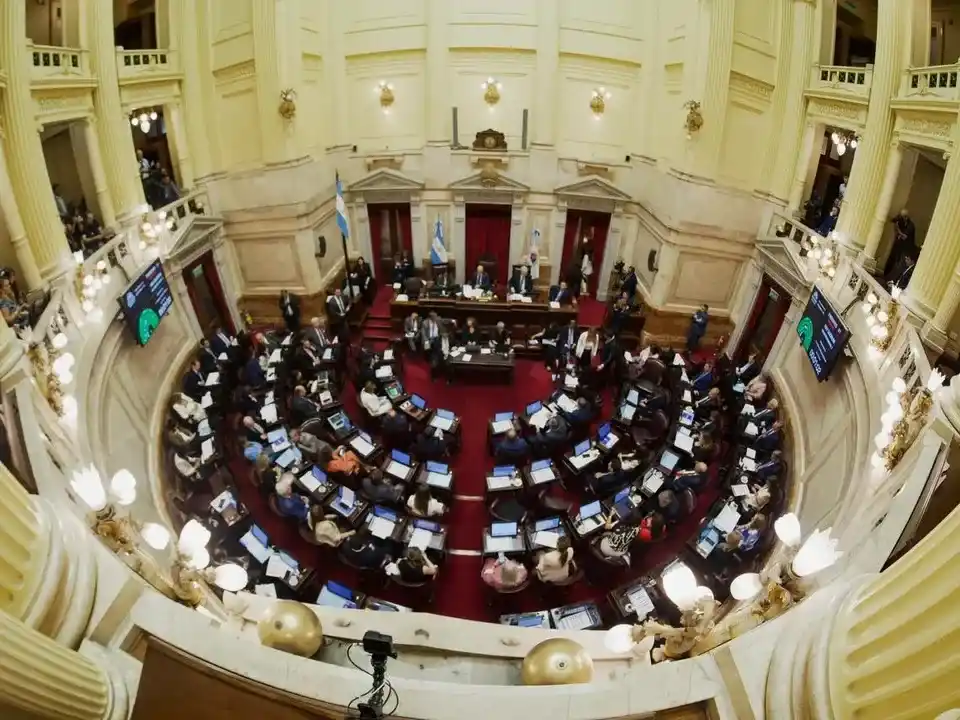 Reforma laboral: el Senado aprobó la ley tras un fuerte debate y protestas en el Congreso