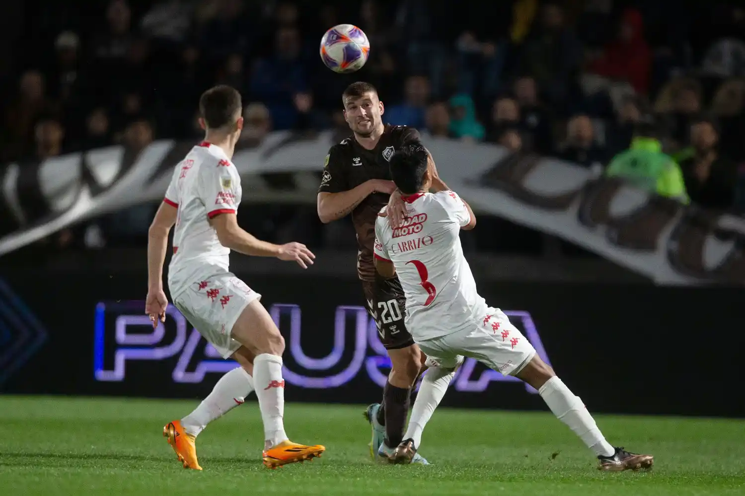 Huracán consiguió un poco de aire en Vicente López