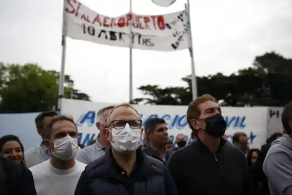 Marcha: Valenzuela junto a Santilli por la reapertura del aeropuerto El Palomar
