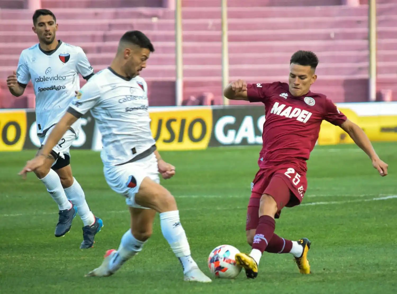 Pelota dividida entre Lértora y Bernabei, con el tandilense Álvarez detrás.