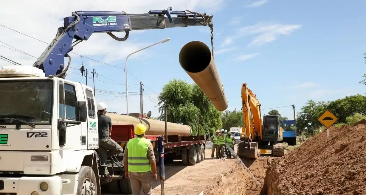 Parte de los trabajos de tendido de fibra óptica en esta capital.