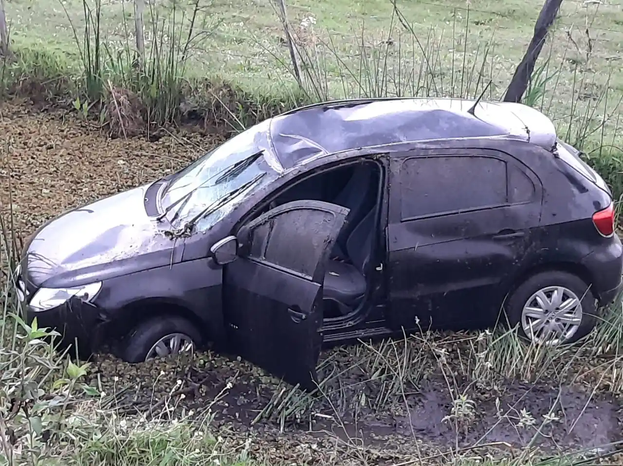 Volcó un auto en el ripio rumbo a Ibicuy: quedó a varios metros del camino