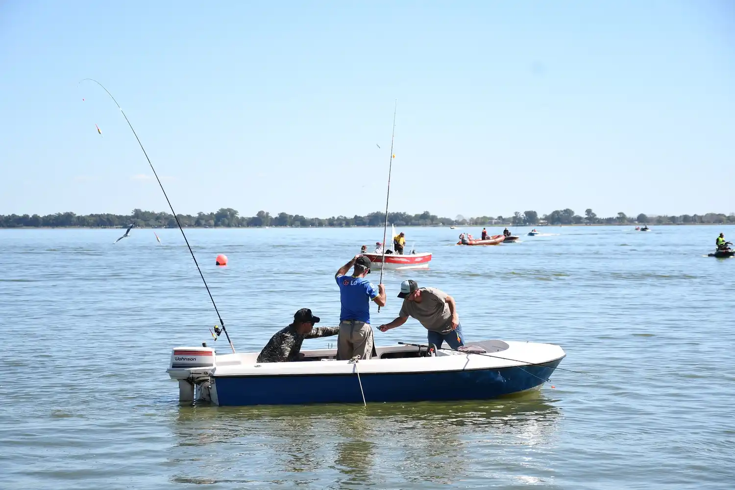 Embarcaciones con pescadores en la laguna de Chascomús