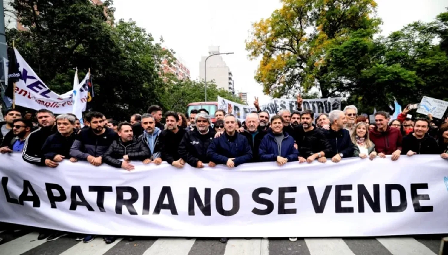 Kicillof participa en la marcha de la CGT y se reúne con su conducción