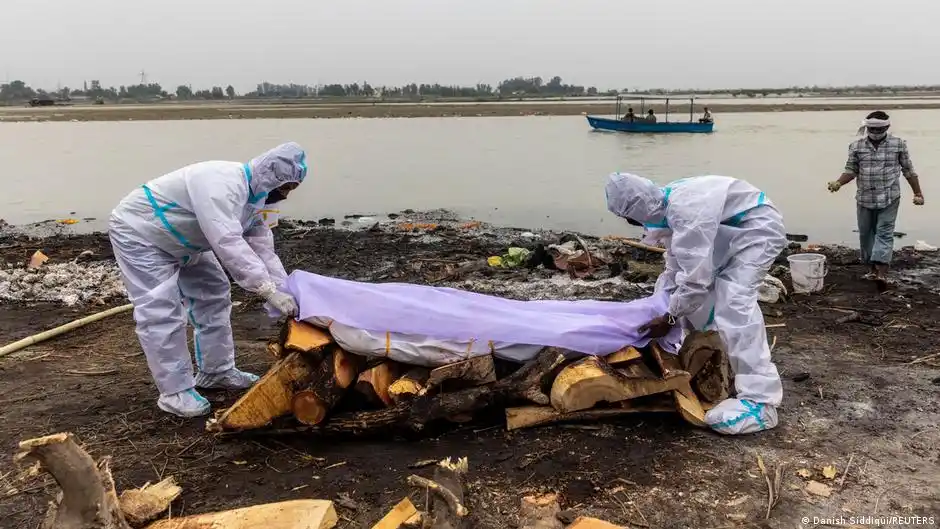 Decenas de cadáveres de víctimas de Covid-19 están apareciendo a orillas del río Ganges, en India.