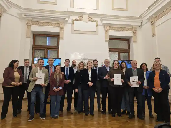 Calvo participó de la firma de convenios para construir cuatro nuevas aulas en el Departamento Castellanos