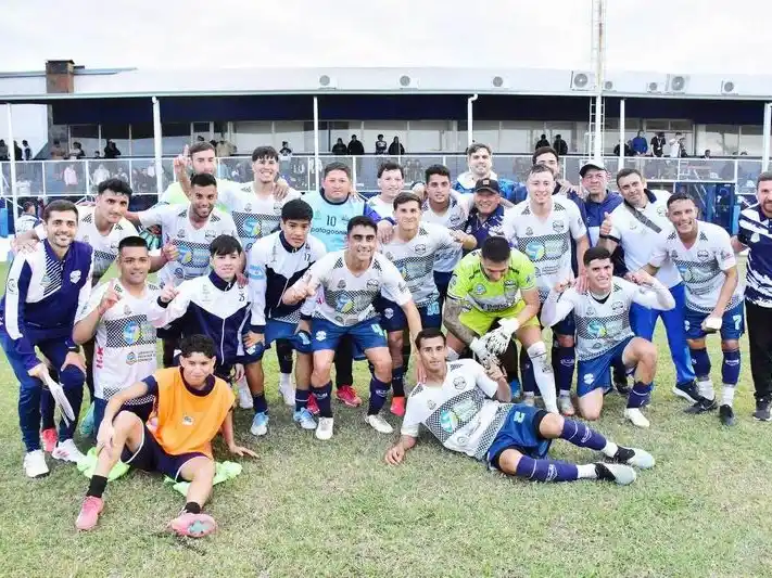 San Martín ganó y bajó
a Defensores del Rosario